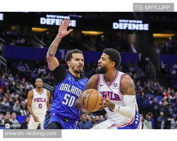 乌布雷与班凯罗体重差异明显却在场上展现顽强对抗精神